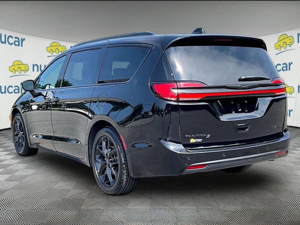 Used 2025 Black Chrysler Limited image 4