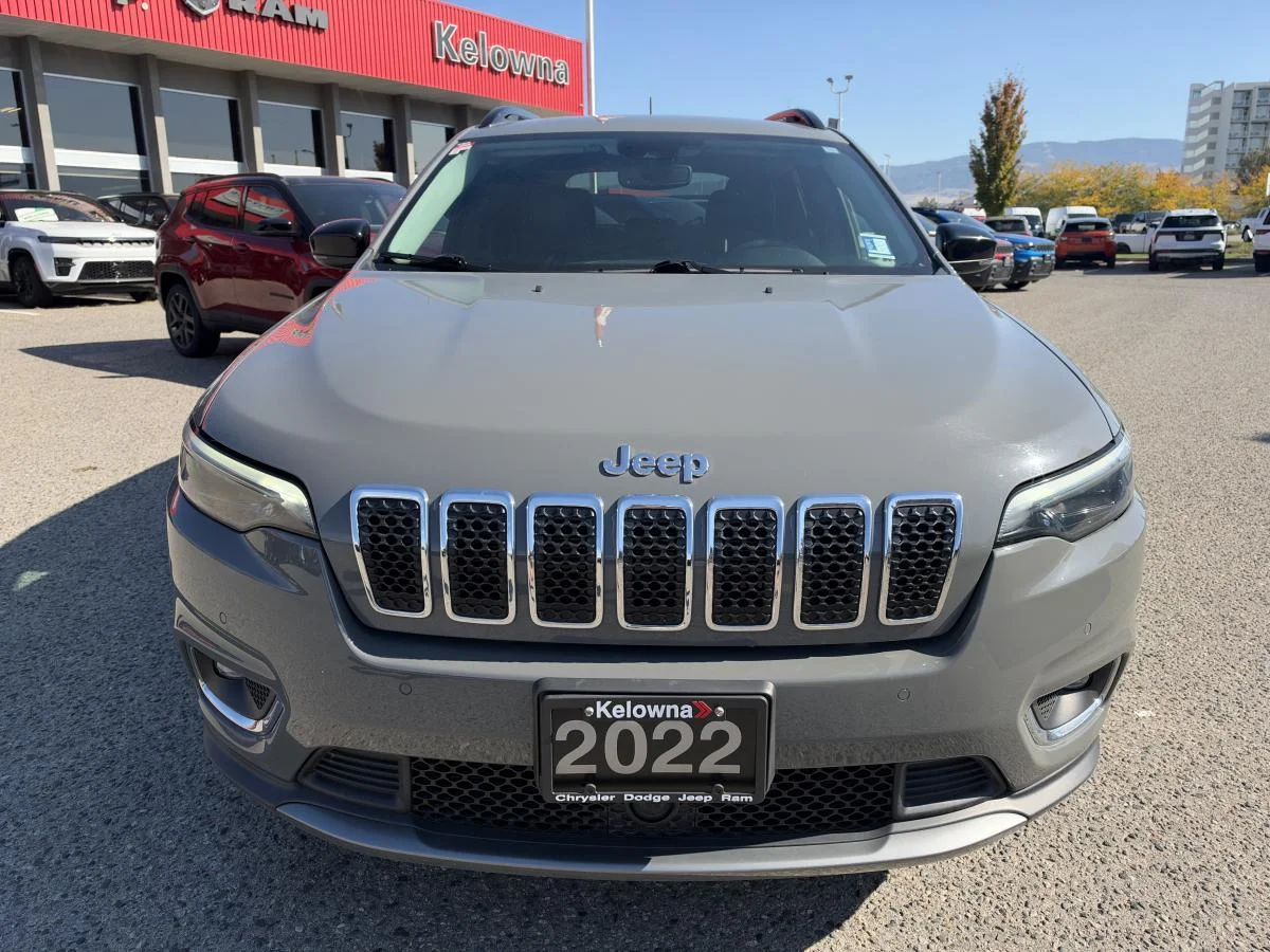 Used 2022 Grey Jeep Limited 4x4 image 2