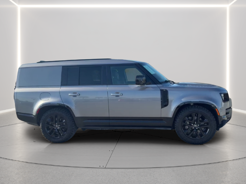 Used 2024  Land Rover Outbound image 4