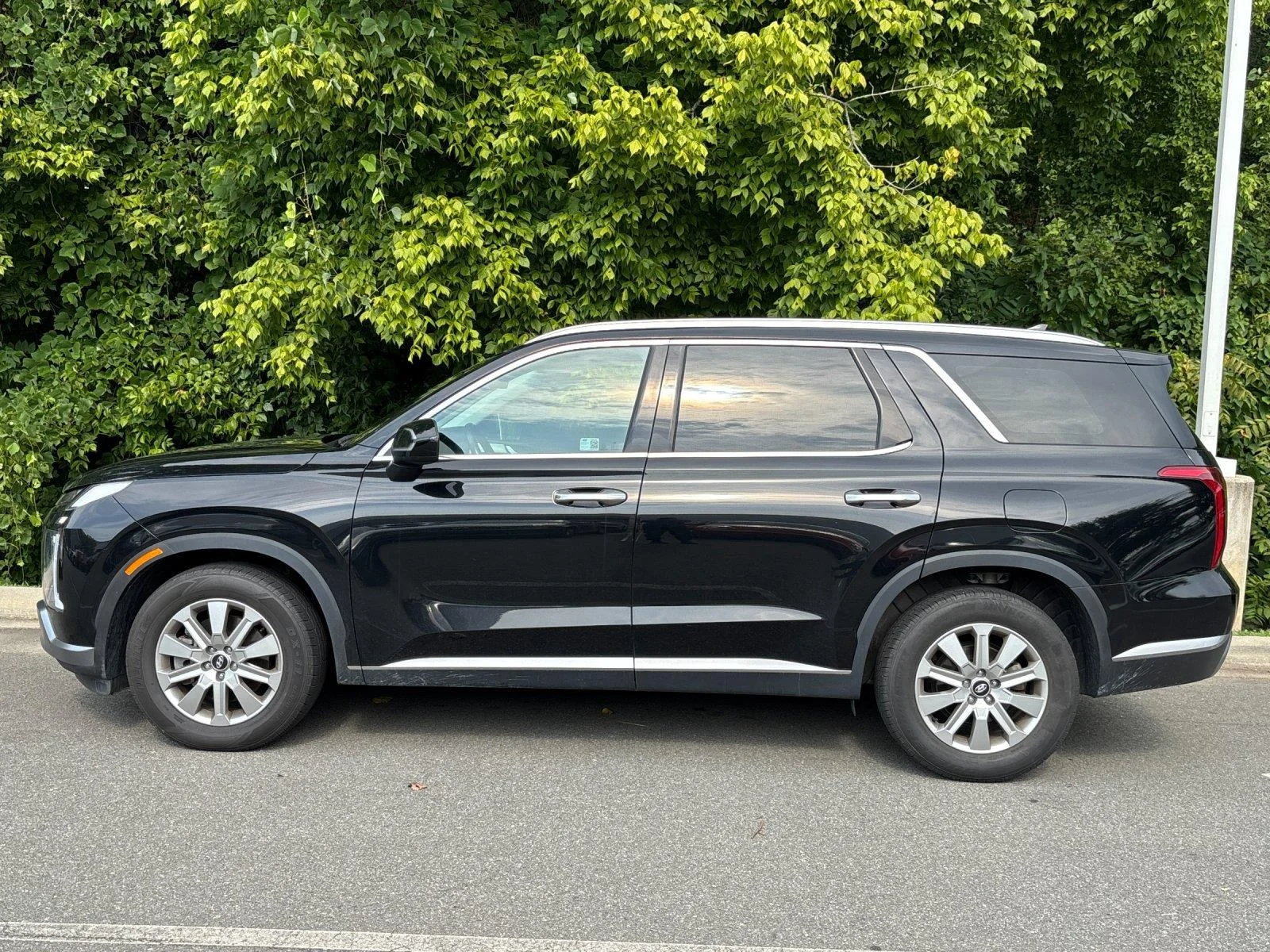 Used 2024 Abyss Black Pearl Hyundai SEL 7P image 2