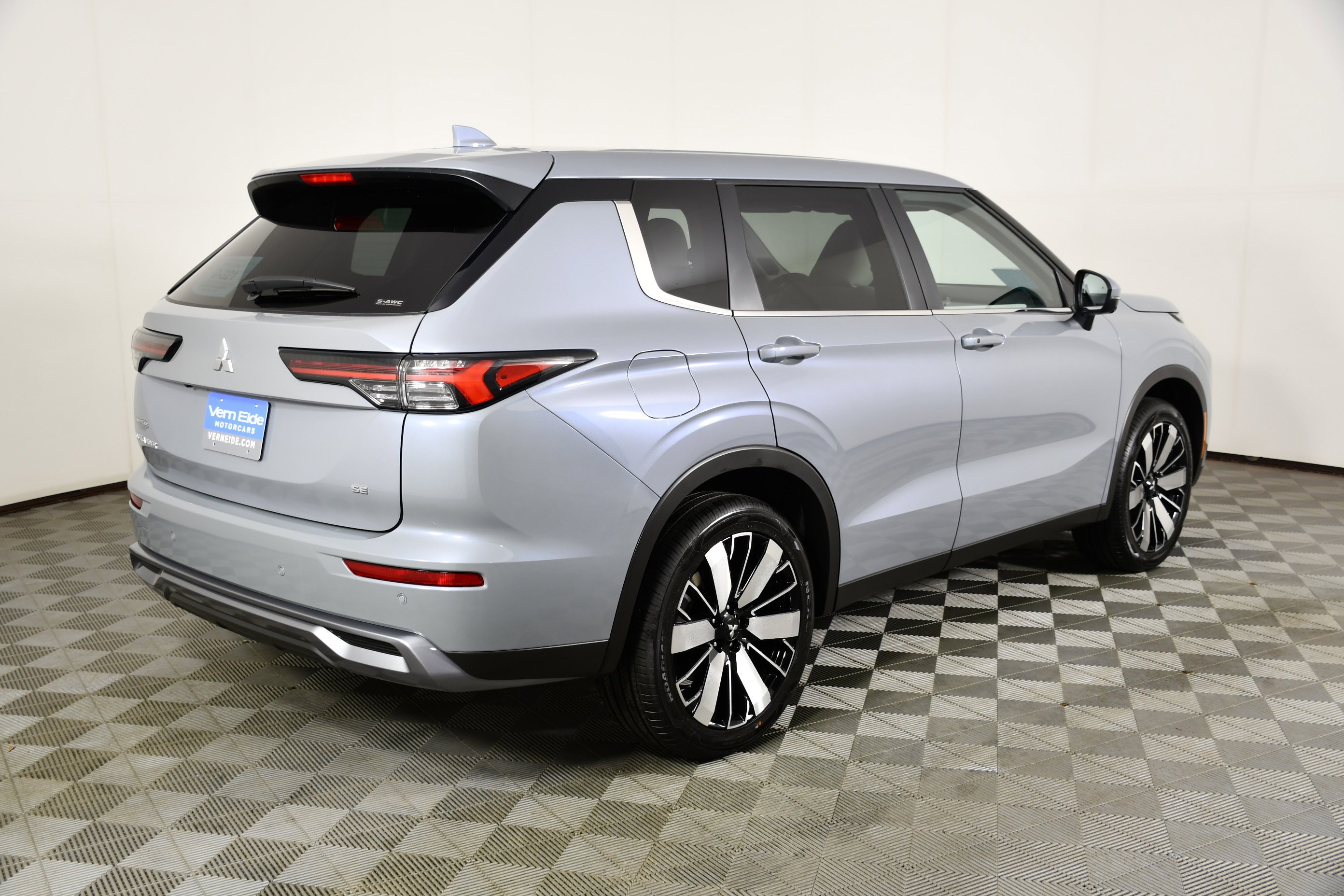 New 2026 Moonstone Gray Metallic Mitsubishi SE image 6