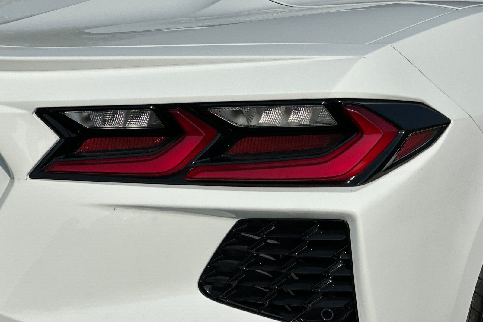 Used 2025 White Chevrolet Stingray image 23