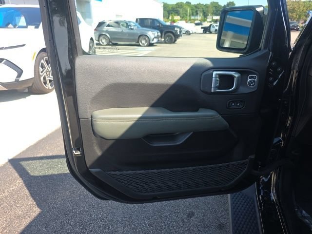 Used 2024 Black Clearcoat Jeep High Altitude image 16