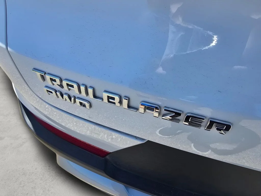 Used 2025 Summit White Chevrolet LT image 28