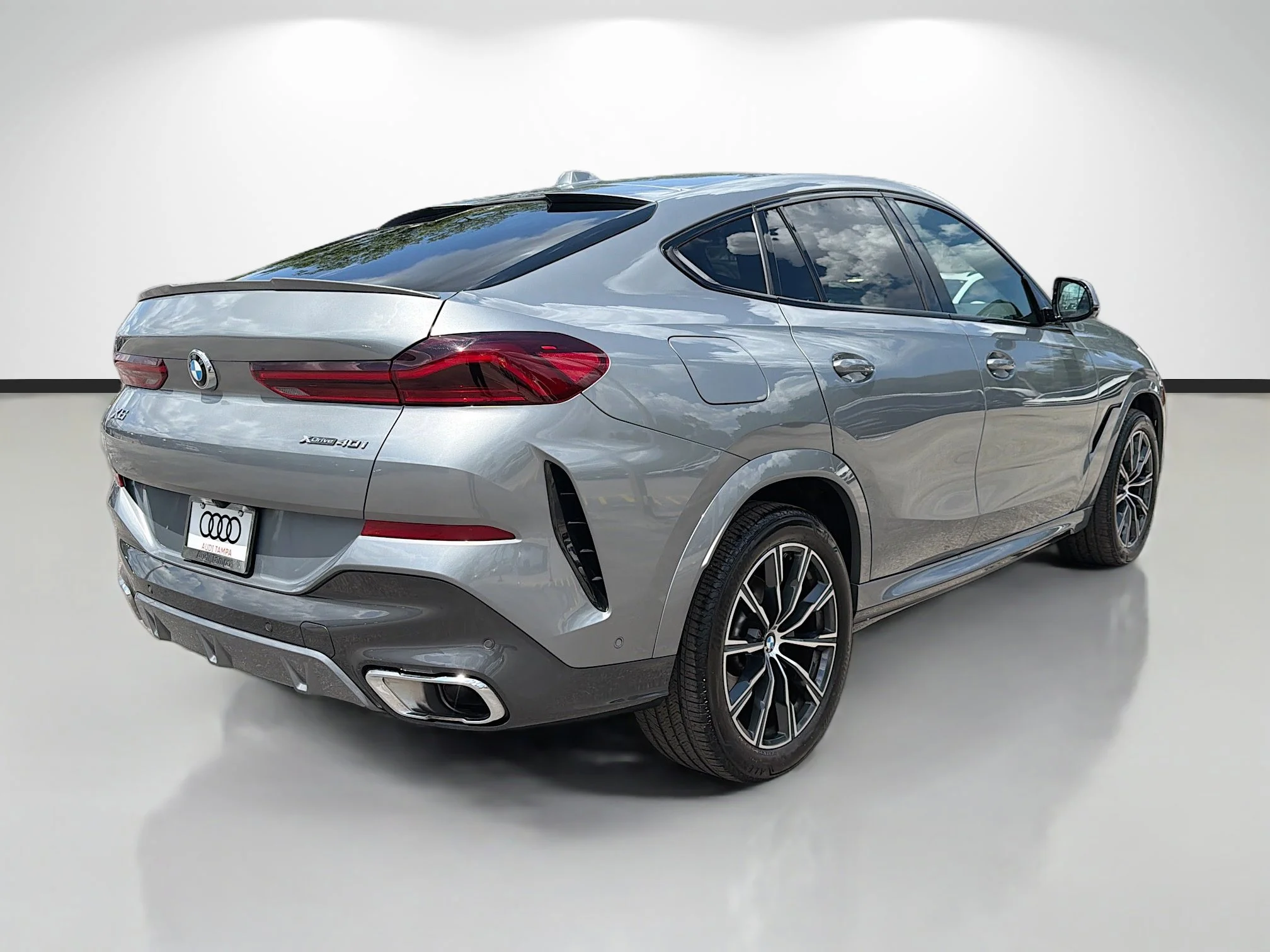 Used 2025 Dravit Gray Metallic BMW xDrive40i image 3