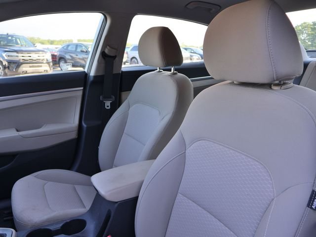 Used 2020 White Hyundai SE image 9