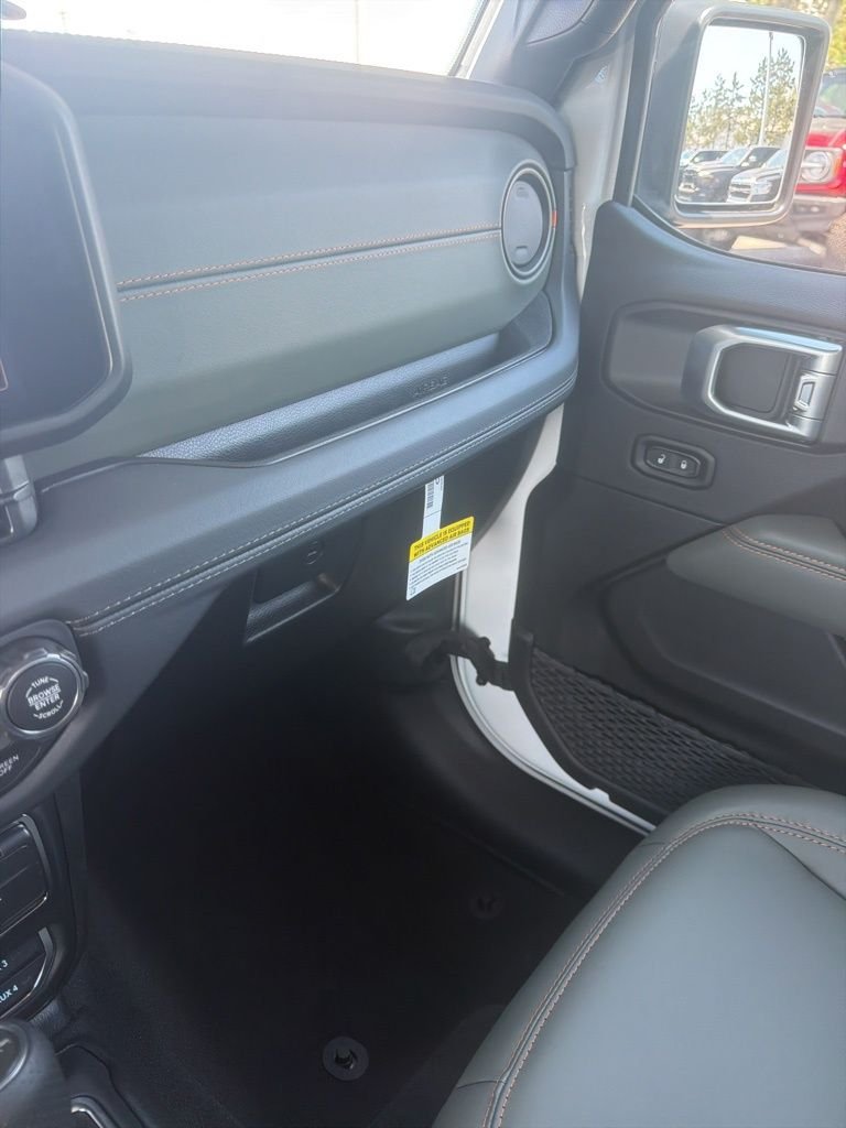 New 2026 Bright White Clear-Coat Exterior Paint Jeep Mojave X image 22
