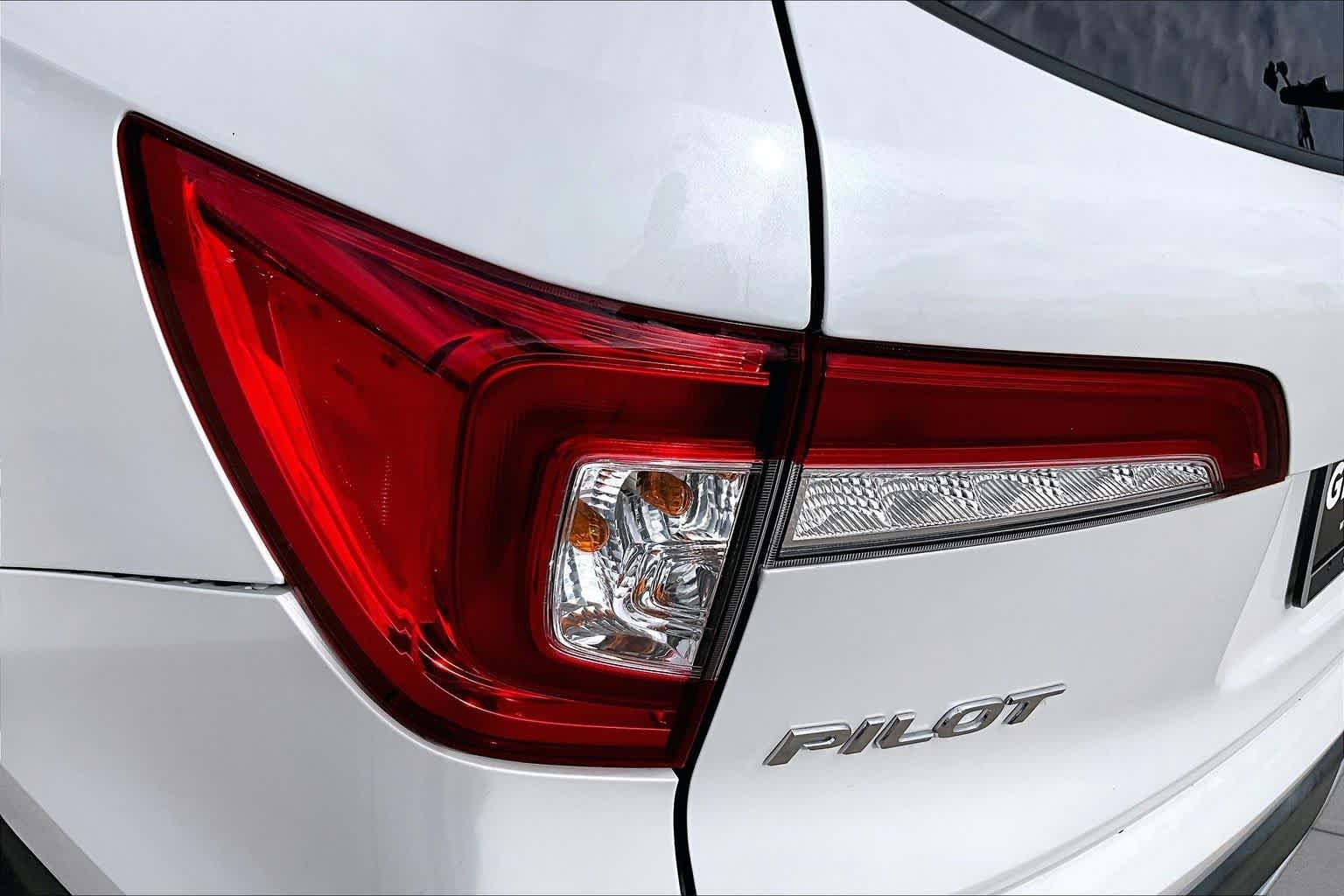 Used 2022 White Honda 2WD Touring 8 Passenger image 29