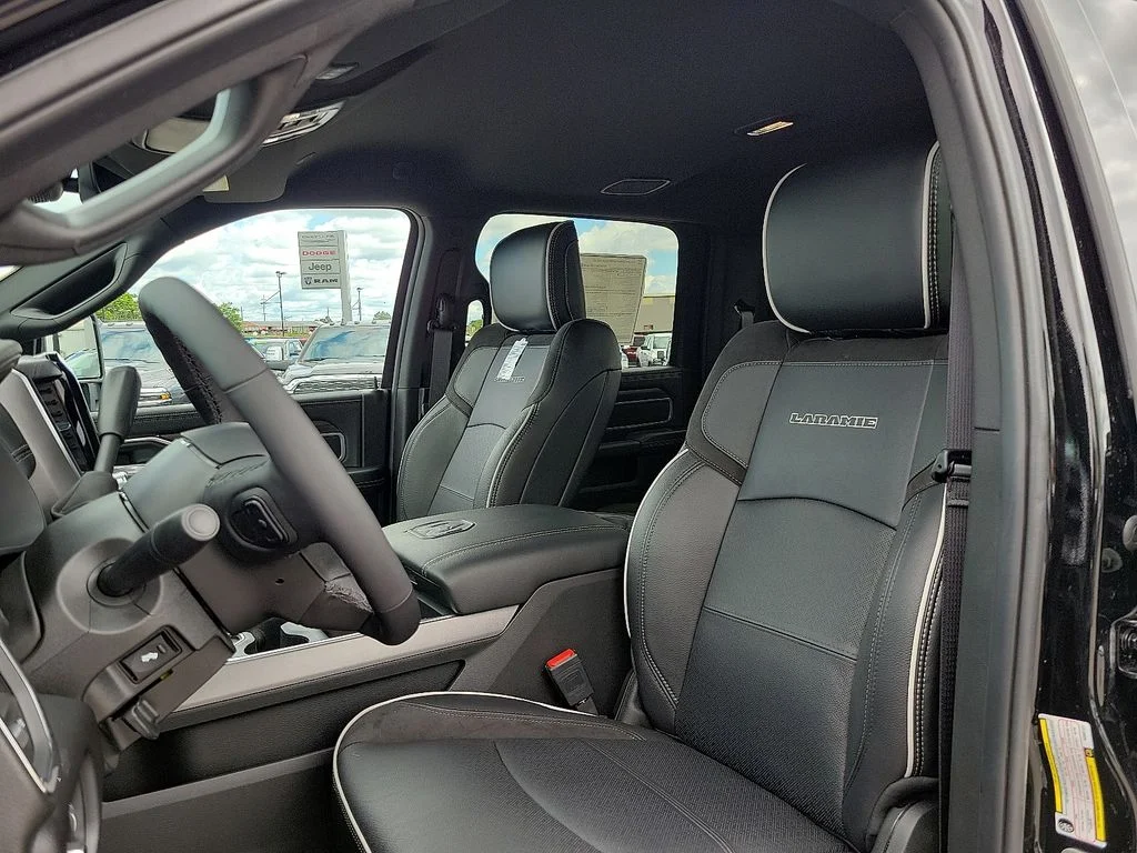 New 2025 Diamond Black Crystal Pearl-Coat Exterior Paint RAM Laramie image 11
