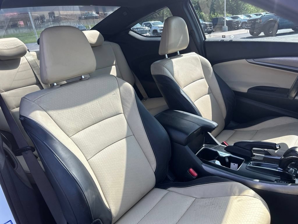 Used 2017 White Honda EX-L image 38