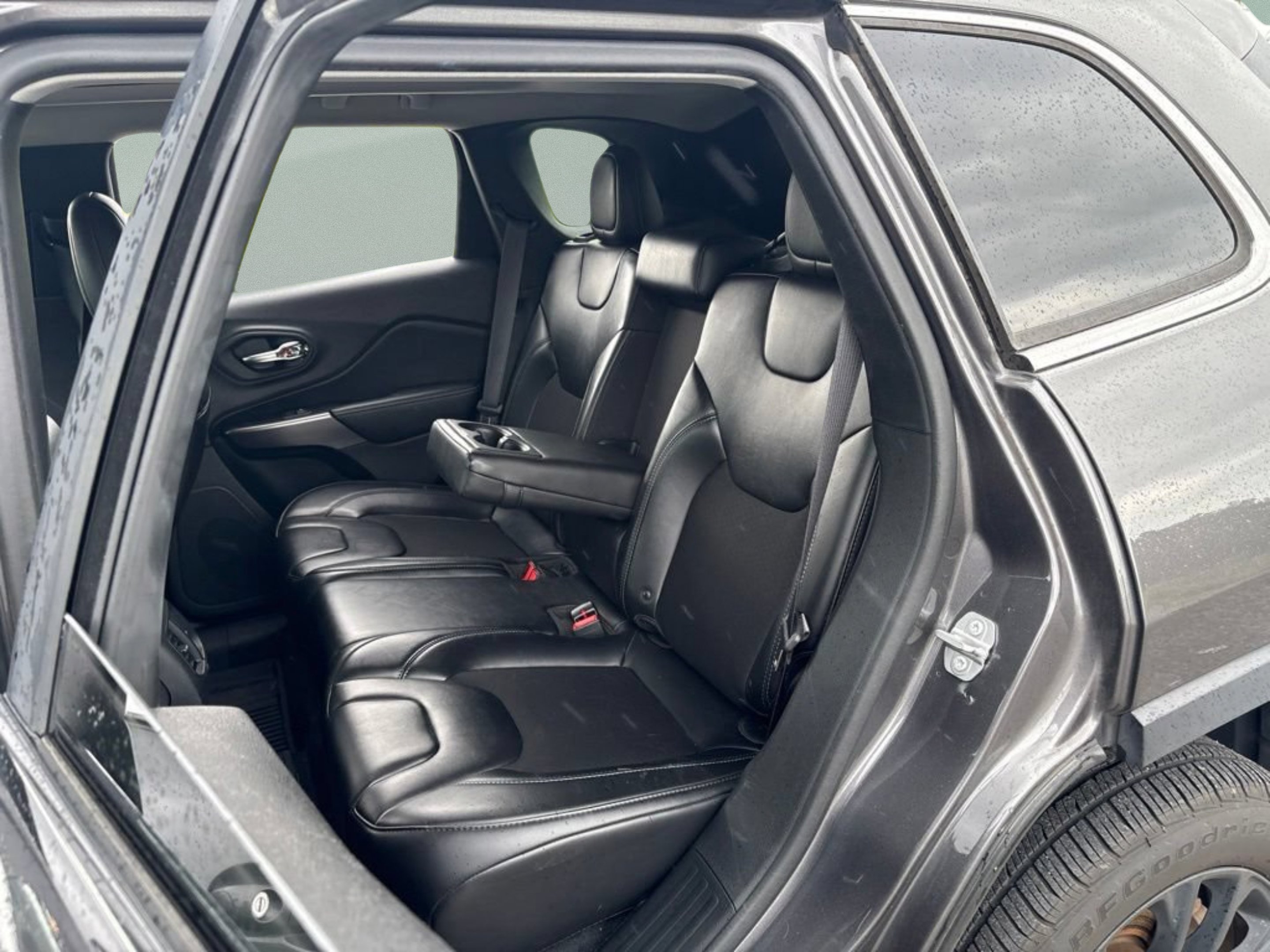 Used 2019 Granite Crystal Metallic Clearcoat Jeep Latitude Plus image 18