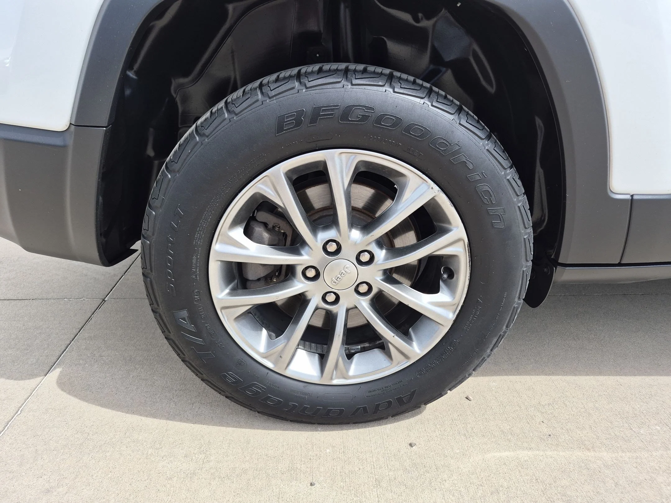 Used 2019 Bright White Clearcoat Jeep Latitude Plus image 12