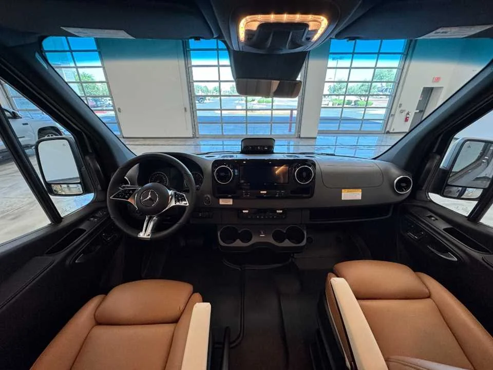 New 2027 TENORITE GREY PREMIUM METALLIC AIRSTREAM  image 39