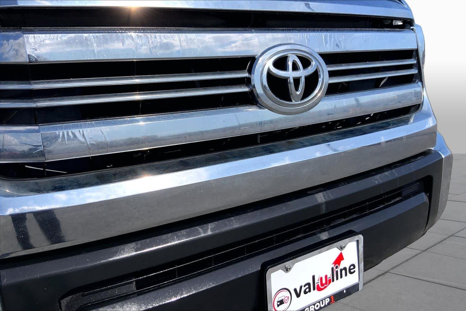 Used 2017 Super White Toyota SR5 image 28