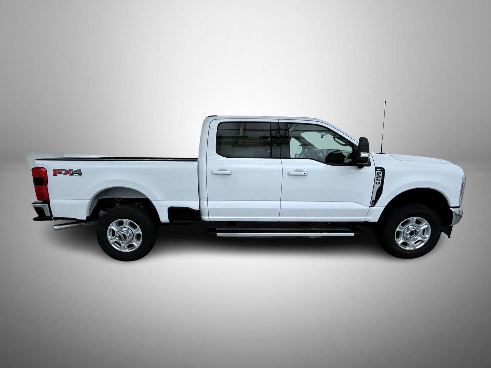 New 2026 Oxford White Ford XLT image 4