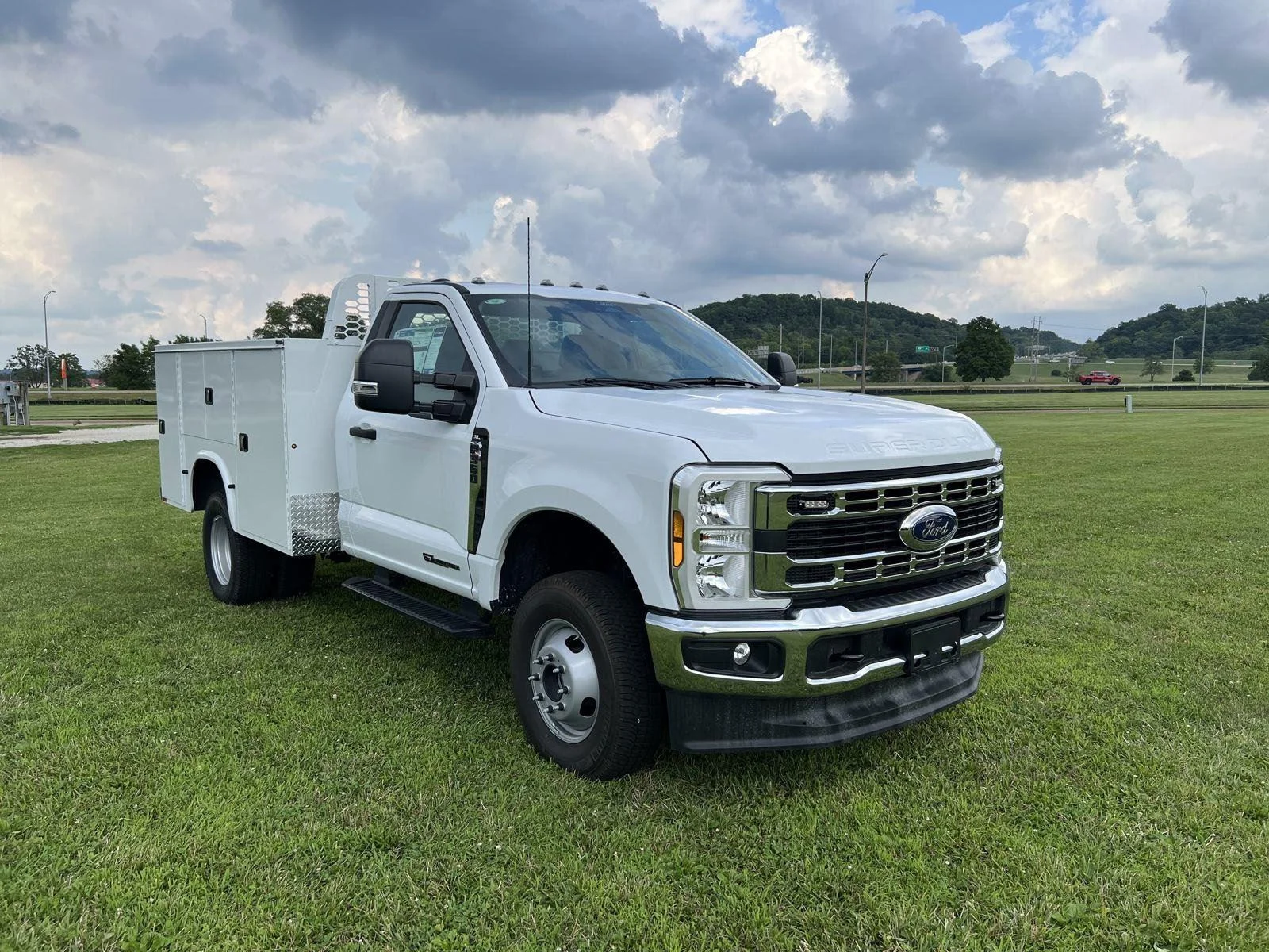 New 2024 Oxford White Ford XL image 4