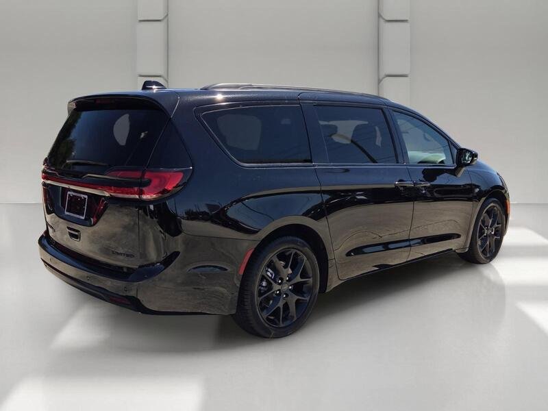New 2027 Diamond Black Crystal Pearl-Coat Exterior Paint Chrysler LIMITED FWD image 5