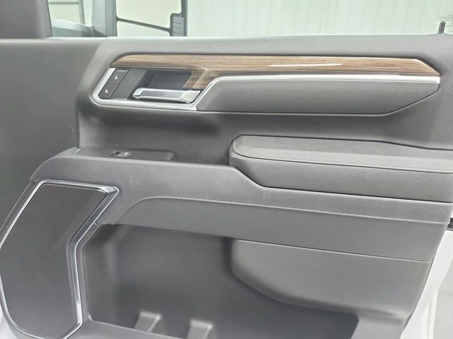 Used 2025 White Chevrolet LT image 43
