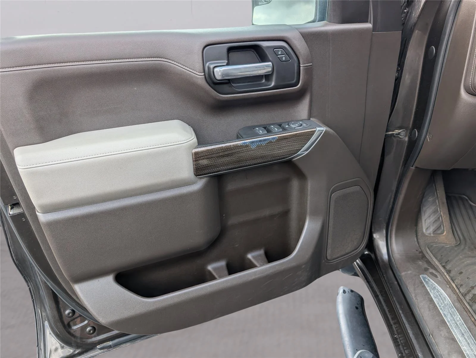 Used 2019 HAVANA BROWN METALLIC Chevrolet RST image 12