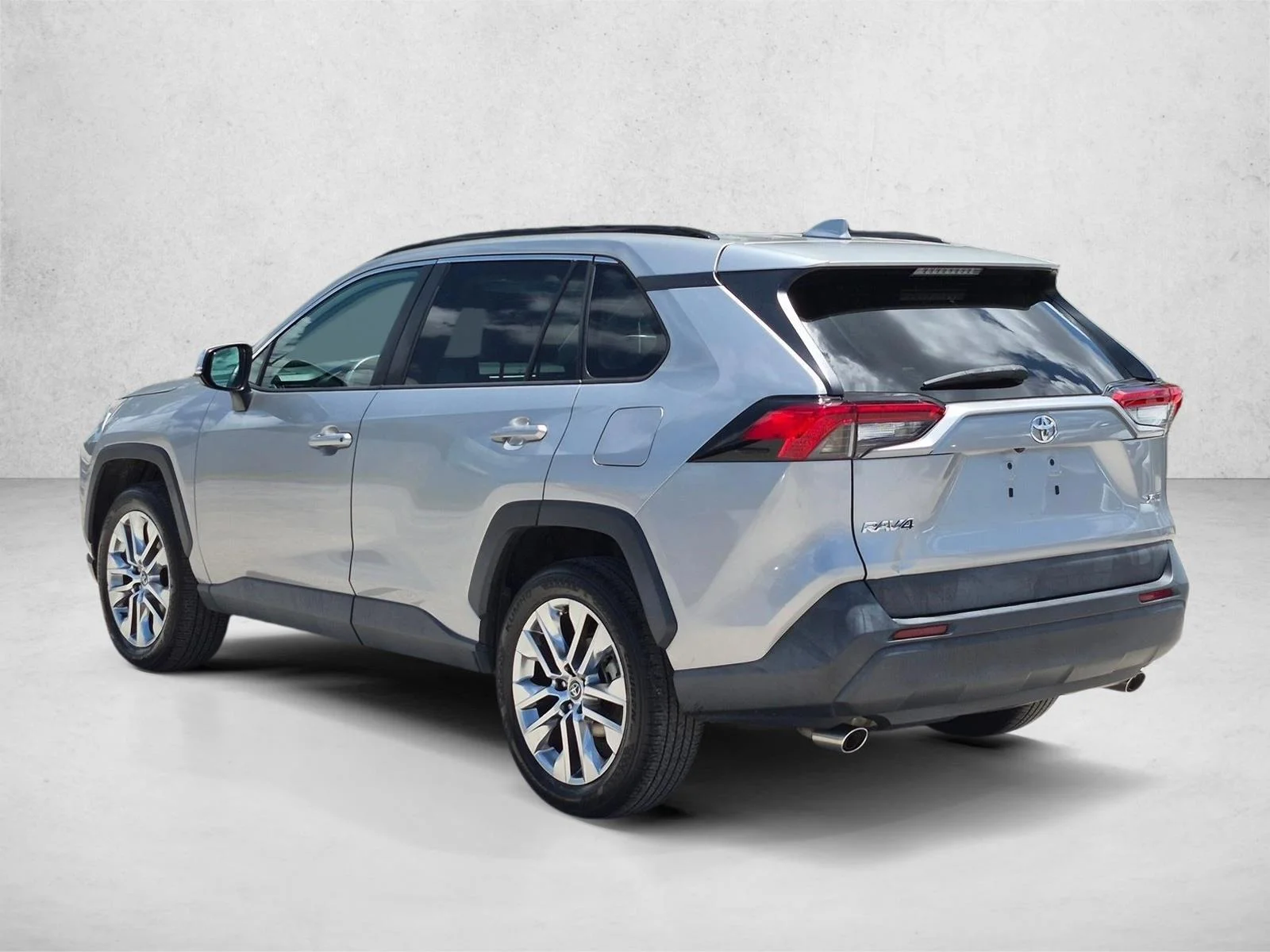 Used 2020 Silver Sky Metallic Toyota XLE Premium image 8