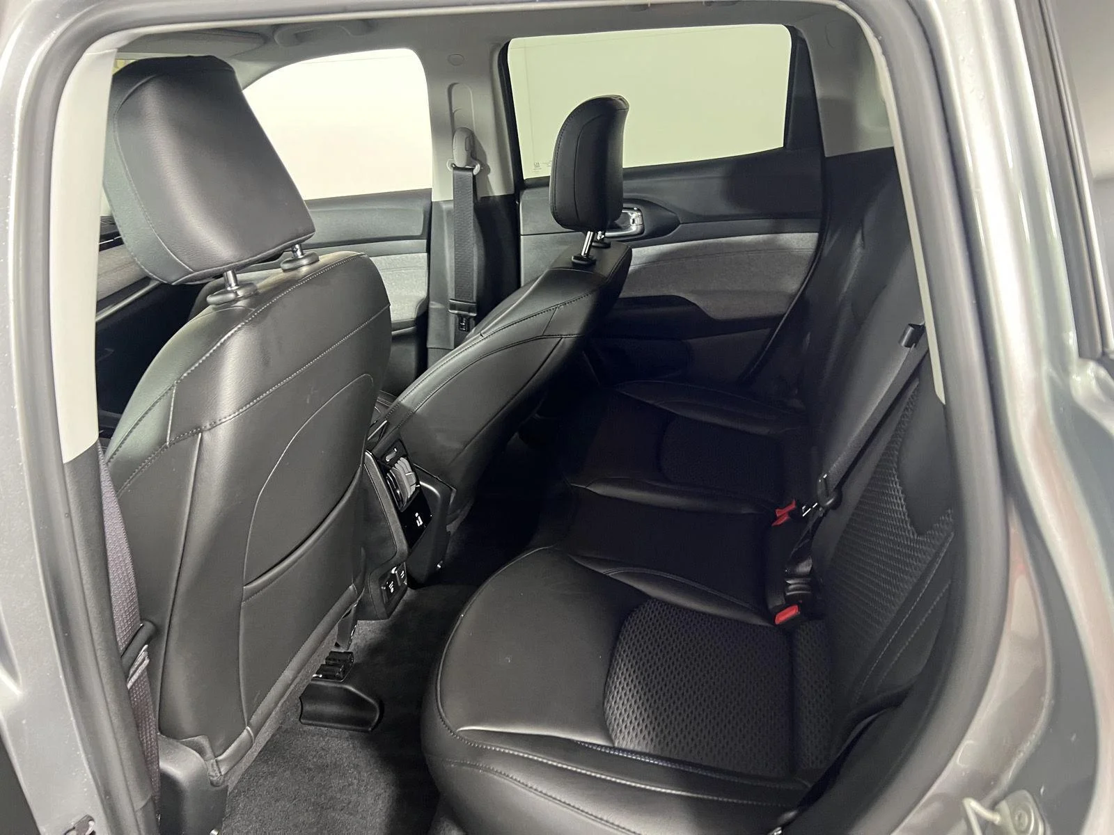 Used 2022  Jeep Latitude image 6