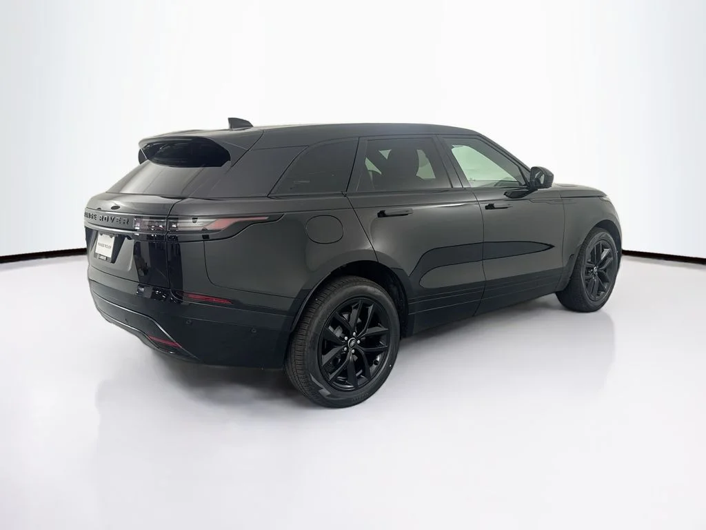 New 2026 Santorini Black Land Rover Dynamic SE image 5