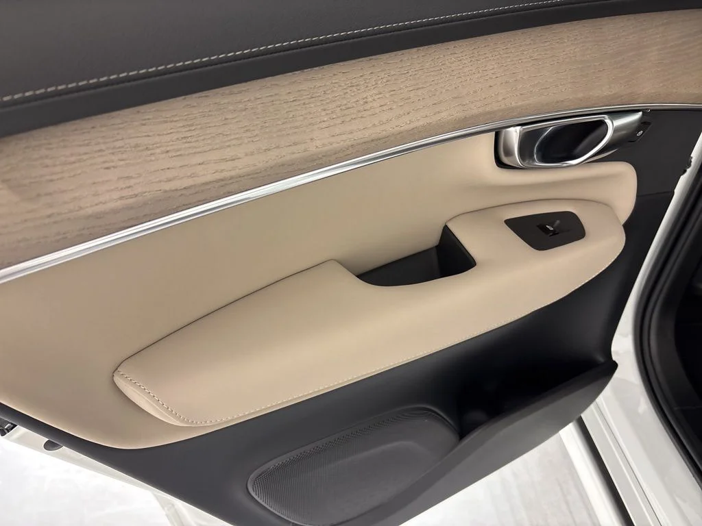 New 2026 White Volvo B6 Plus 7-Seater image 24