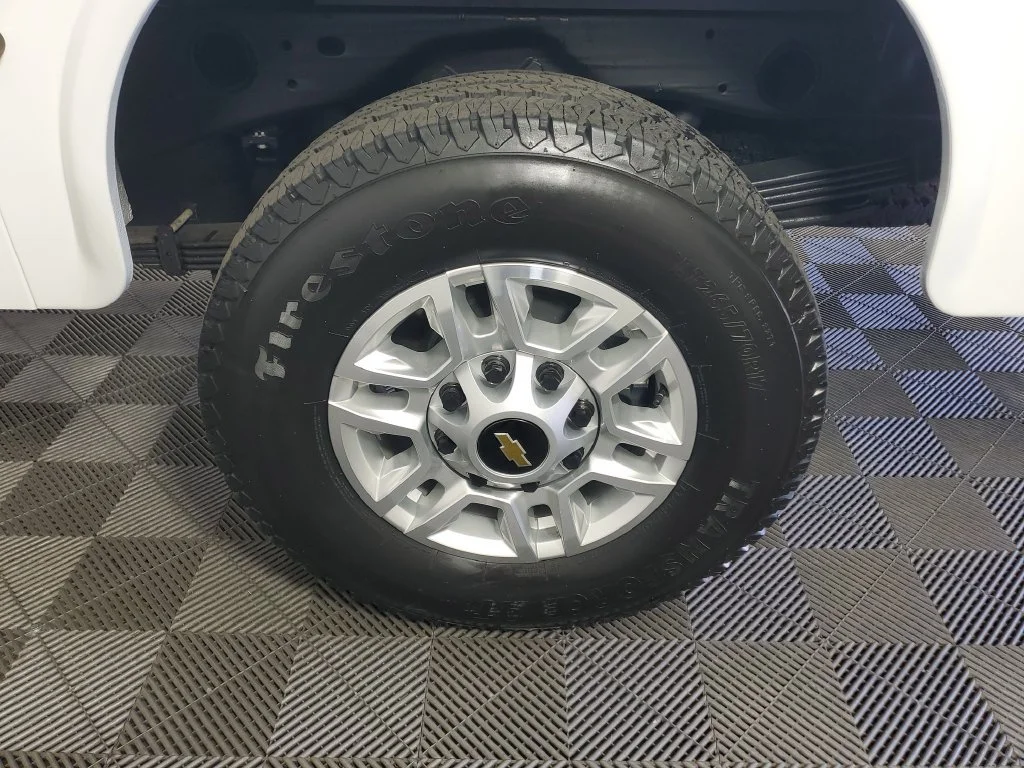 New 2026 Summit White Chevrolet WT image 29