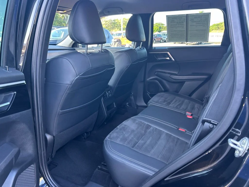 Used 2023 Black Mitsubishi SE image 31