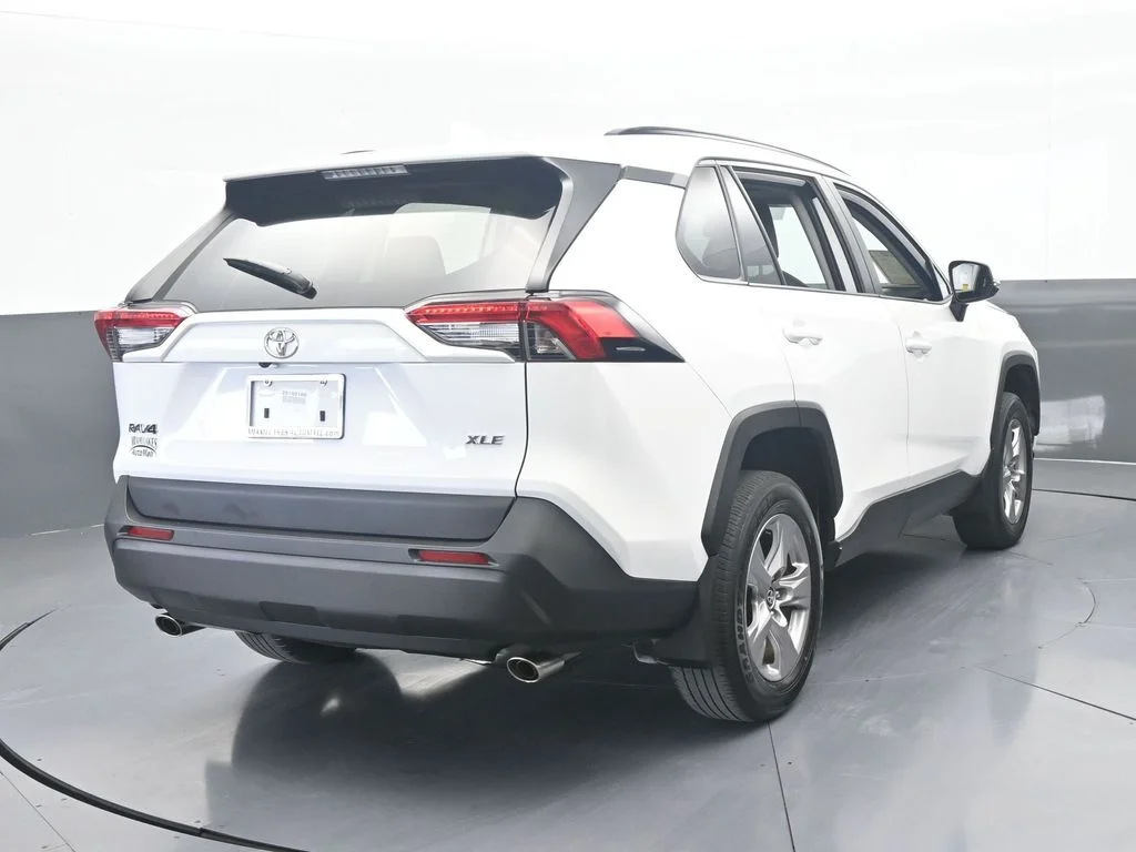 Used 2025 Ice Toyota XLE image 4