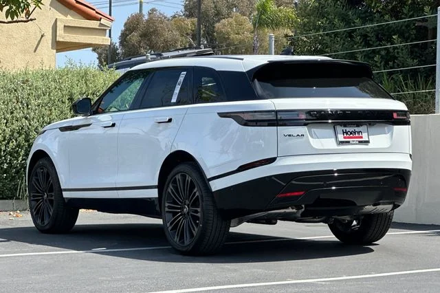 New 2026 Fuji White Land Rover Dynamic SE image 3