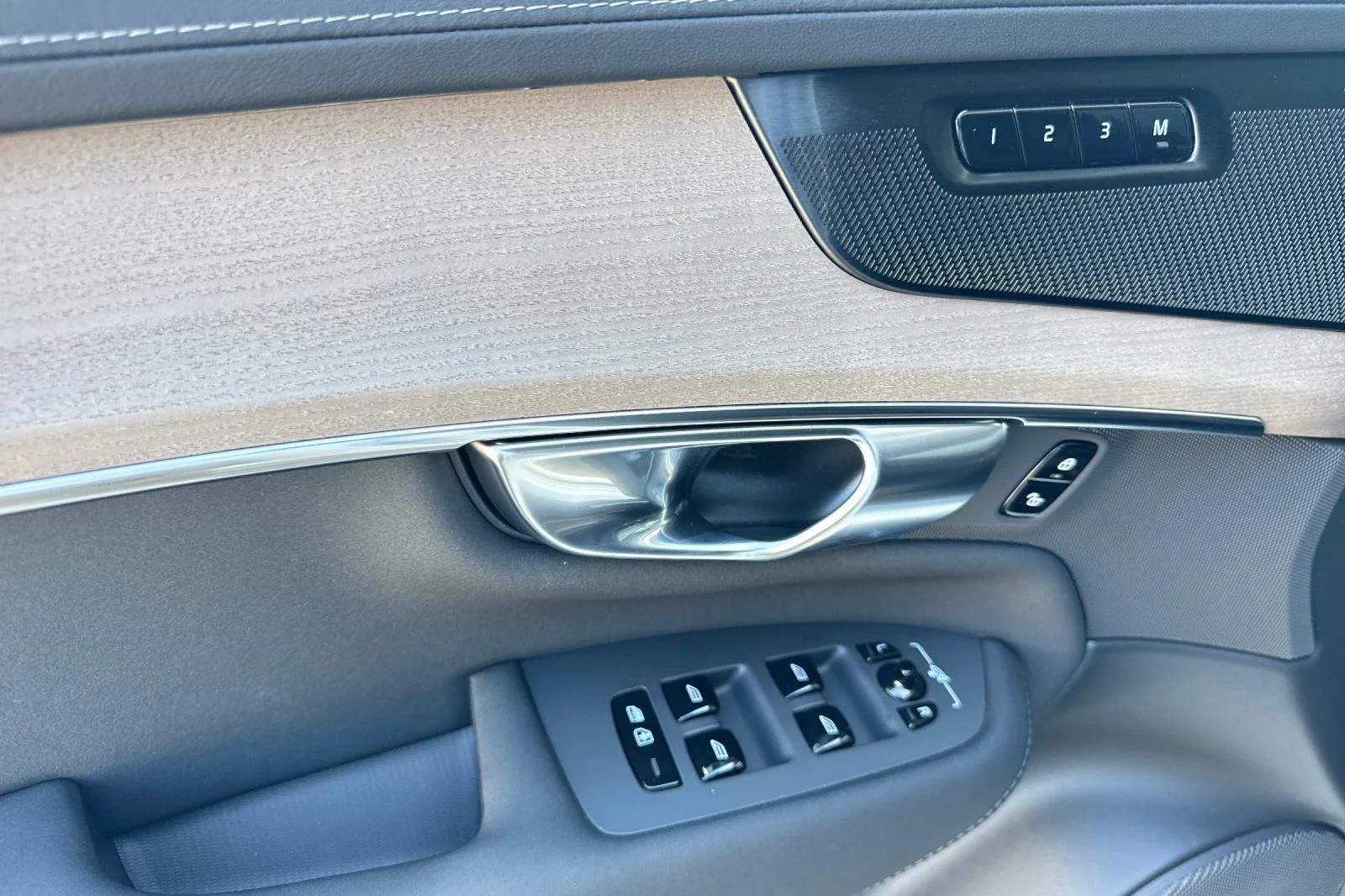 New 2026 Crystal White Volvo T8 Plus 7-Seater image 14