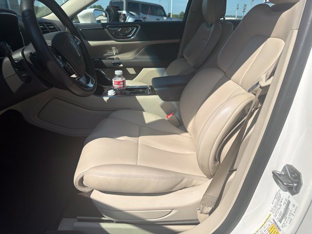 Used 2017 White Lincoln Premiere image 11