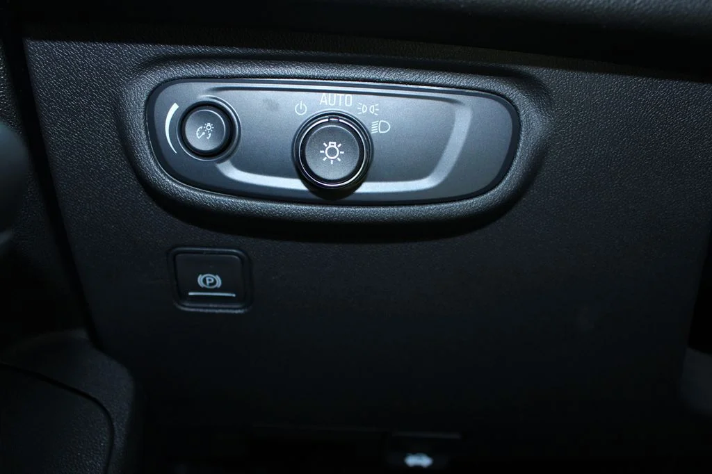 Used 2024 Summit White GMC SLE image 30