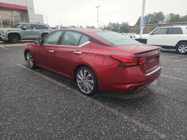 Used 2023 Red Nissan 2.5 SL image 5
