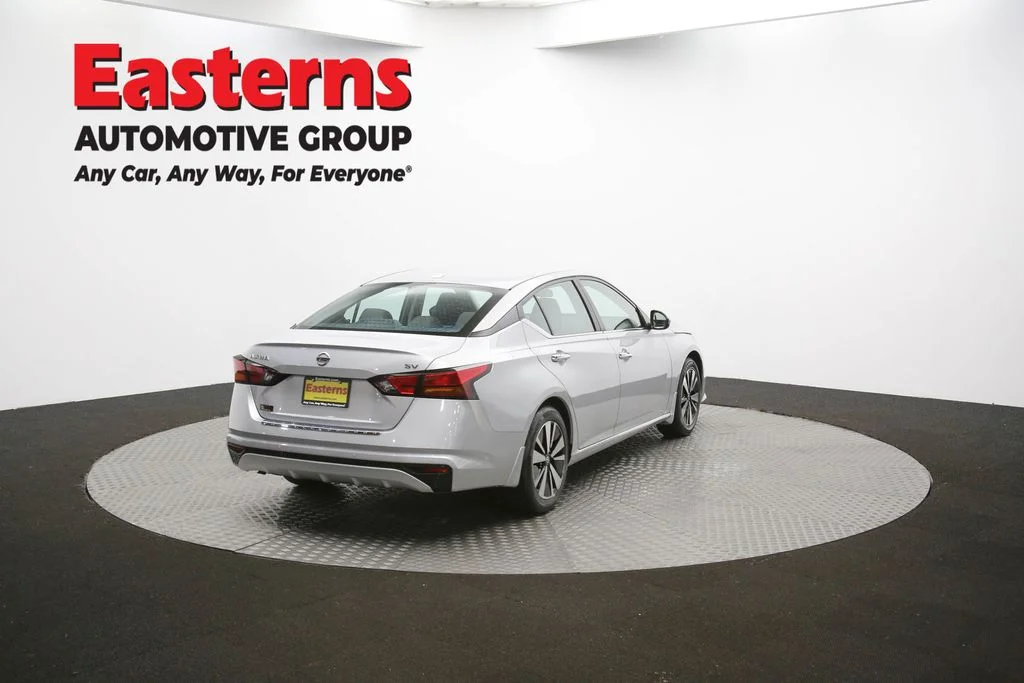 Used 2022 Silver Nissan 2.5 SV image 39