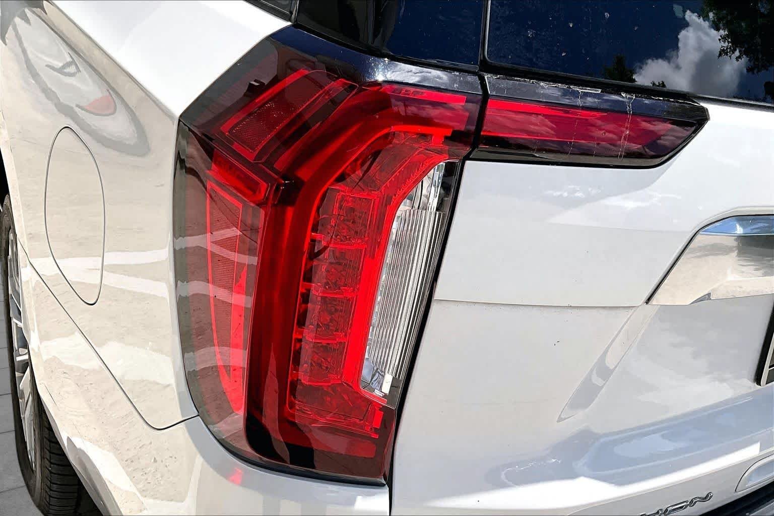 Used 2022 White Frost Tricoat GMC Denali image 27