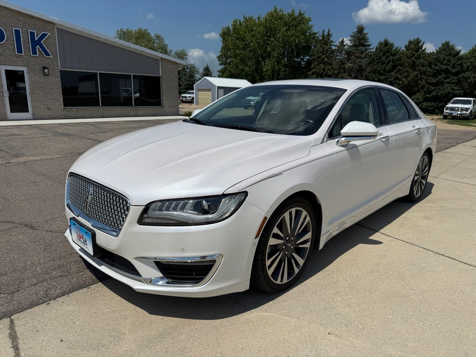 Used 2017 White Platinum Clearcoat Metallic Lincoln Reserve image 2