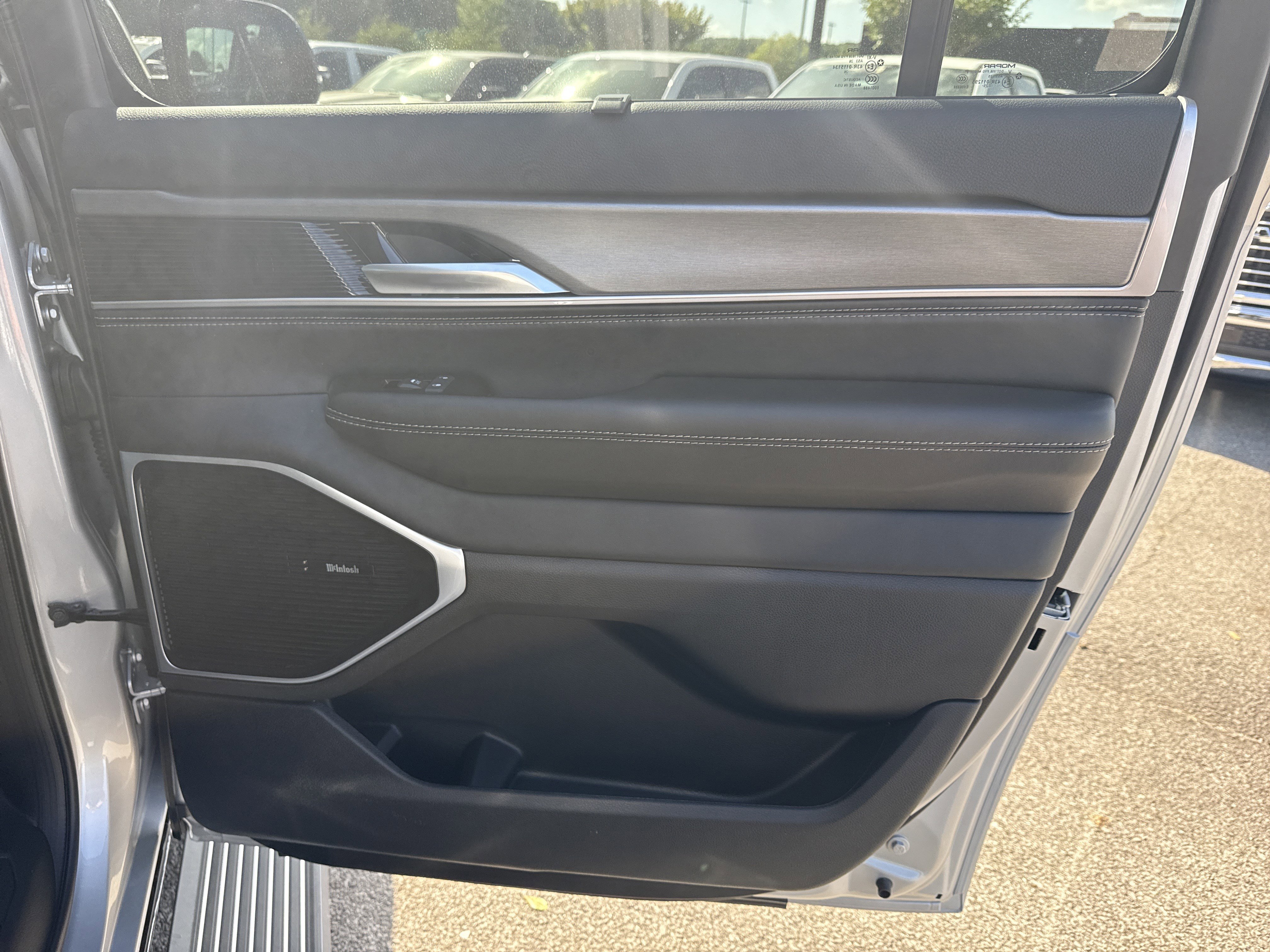 New 2026 Silver-Zynith Exterior Paint Jeep Limited Reserve image 18