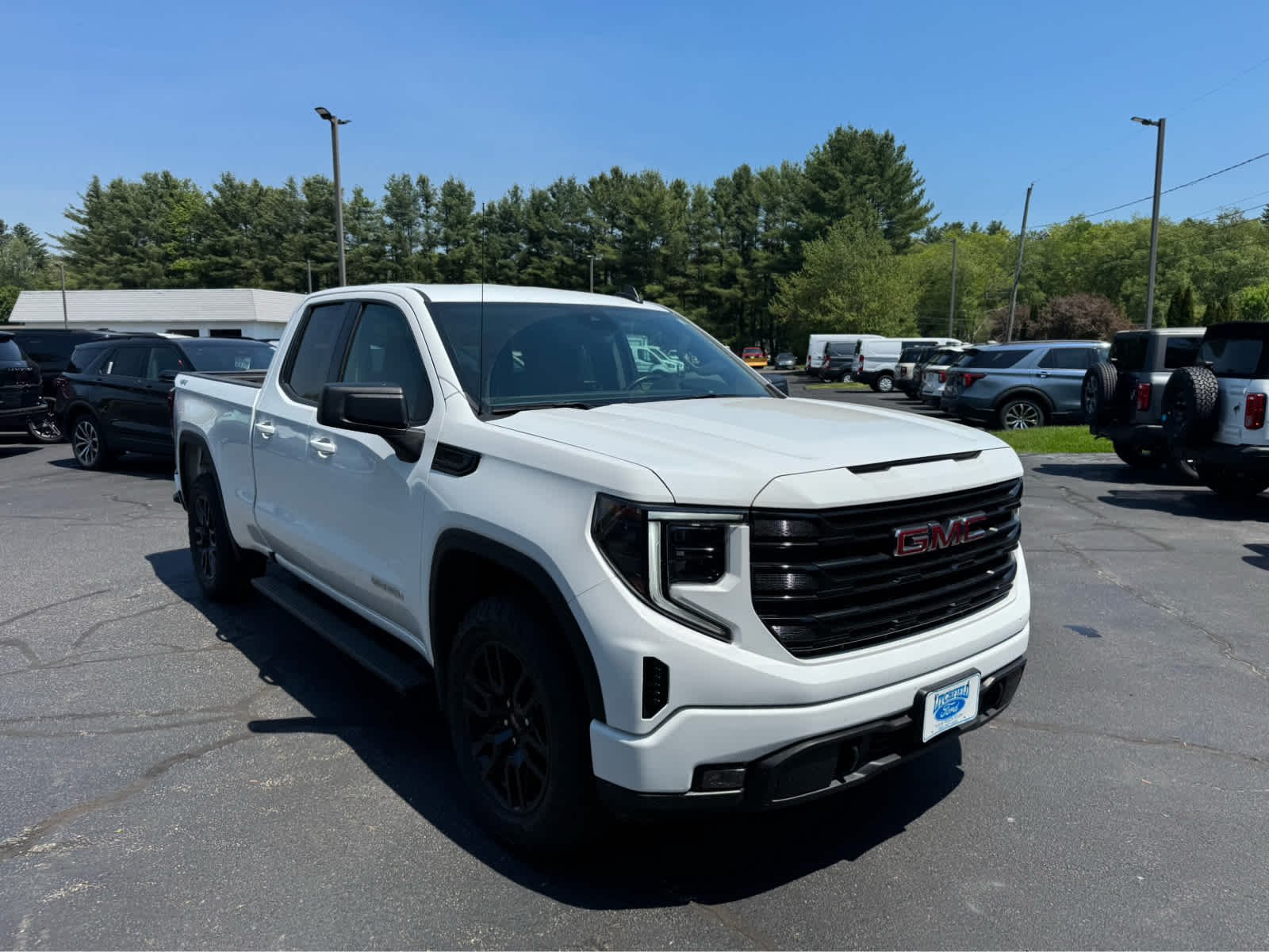 Used 2024 Summit White GMC Elevation image 8