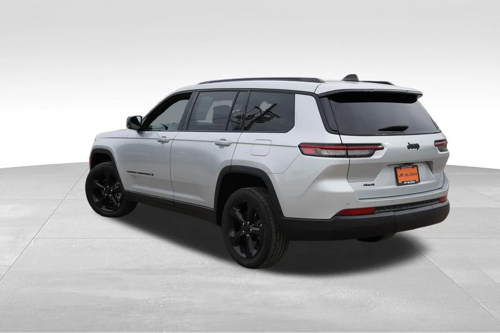 Certified Used 2023 Silver Jeep Altitude image 7