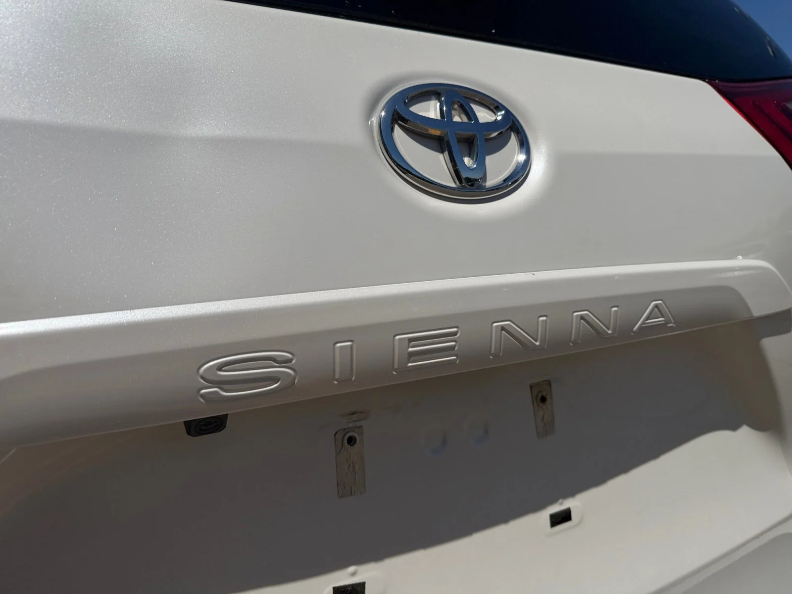 Used 2018 Super White Toyota XLE Premium image 42