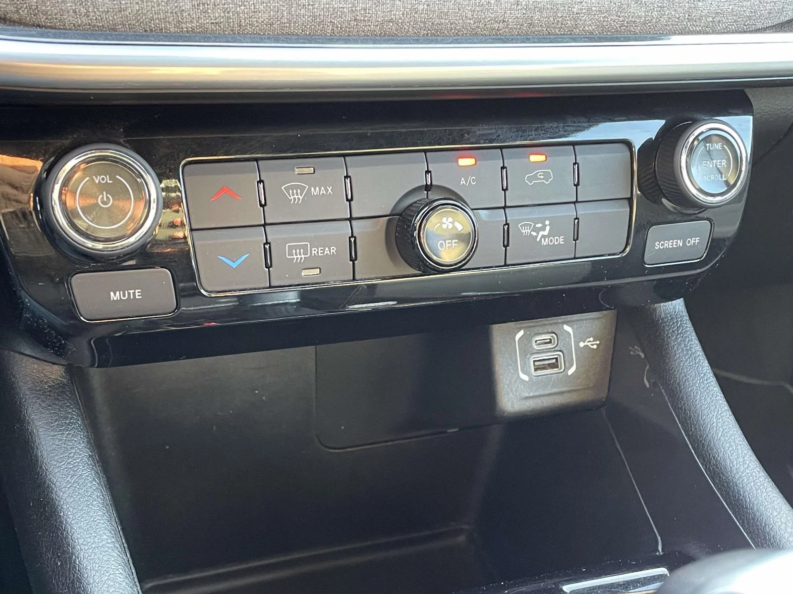 Used 2023 Granite Crystal Metallic Clearcoat Jeep Latitude Lux image 18