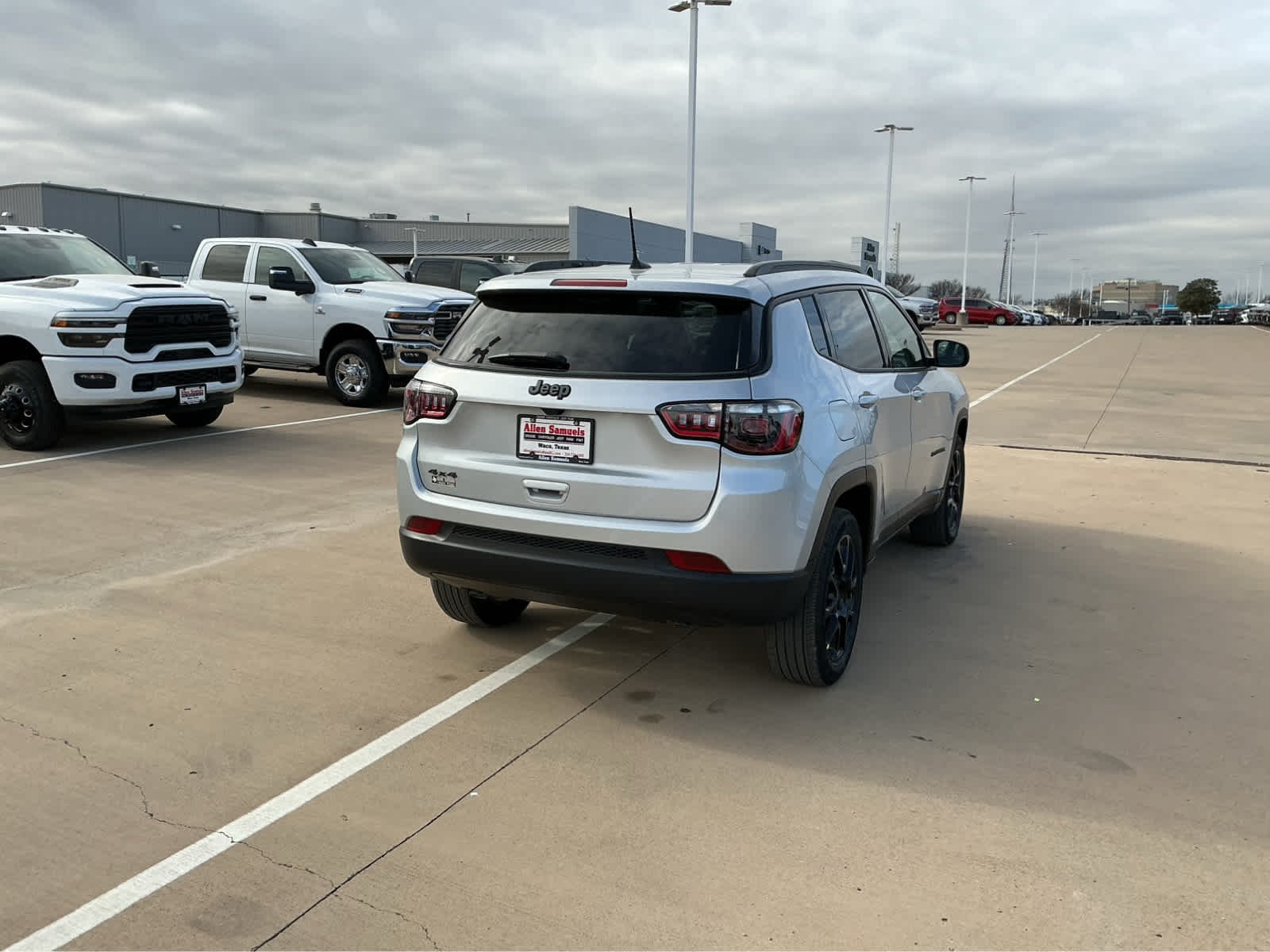 New 2026 Silver Zynith Metallic Clear-Coat Exterior Paint Jeep Latitude image 6