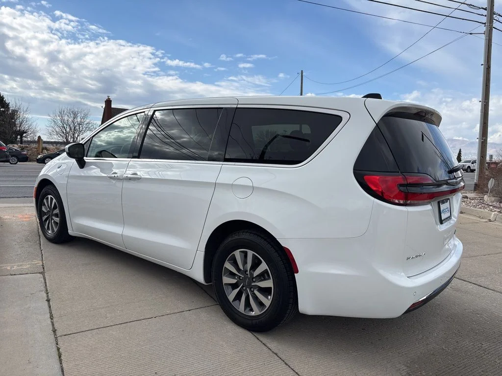 Used 2023 White Chrysler Touring L image 7