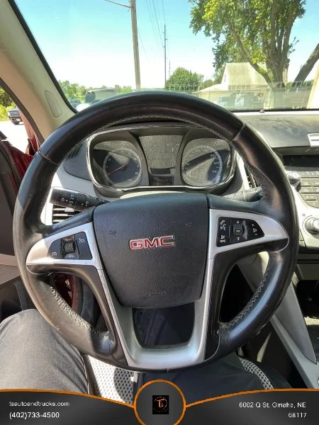 Used 2011 Red GMC SLT Sport Utility 4D image 17