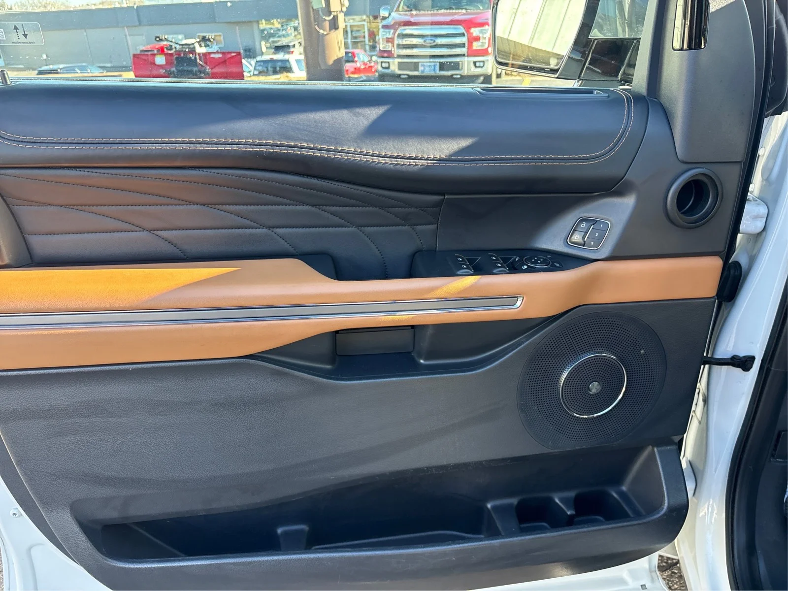 Used 2022 White Ford Platinum image 19