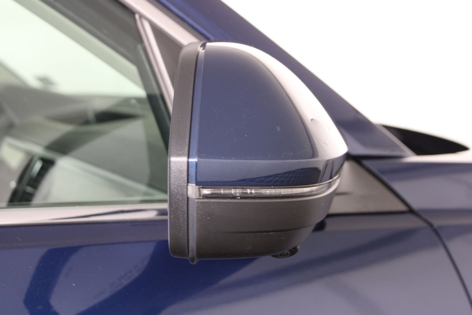 Used 2019 Blue Volkswagen SEL Premium image 9