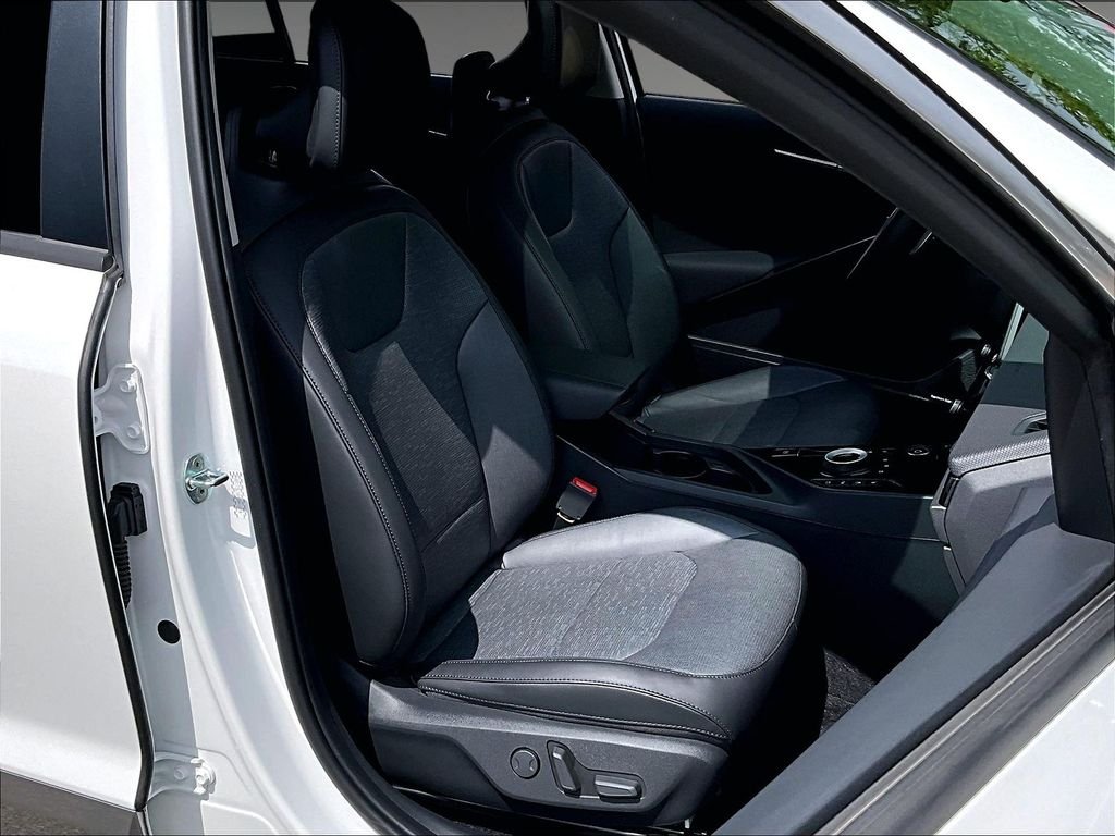 Used 2023 White Kia Wave image 11