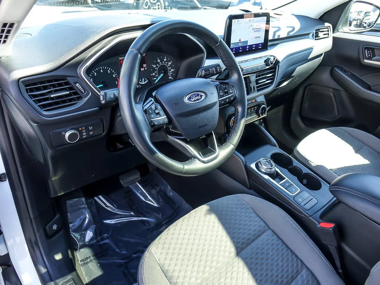 Used 2022 White Metallic Ford SE image 13
